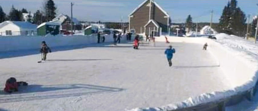 Une patinoire extérieure aménagée et éclairée